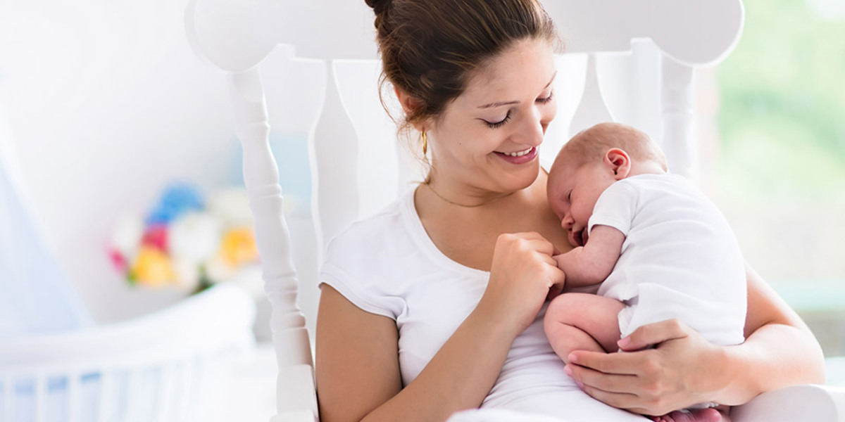 Mama en baby knuffelen