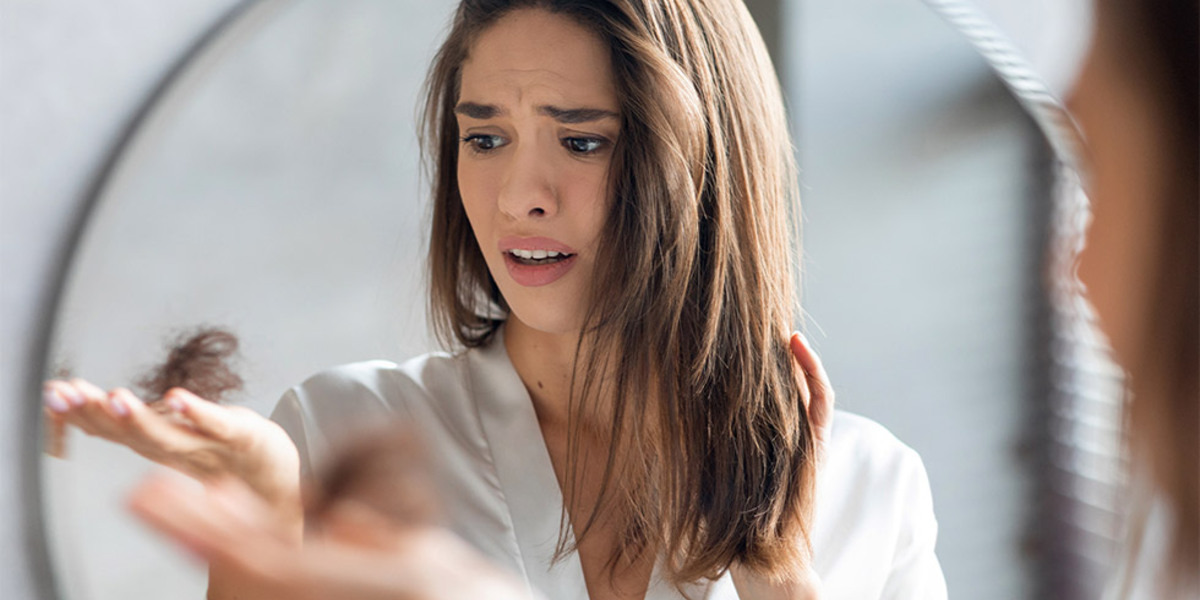 Vrouw verliest veel haar tijdens het borstelen