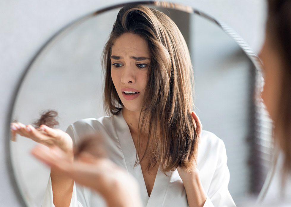 Vrouw verliest veel haar tijdens het borstelen