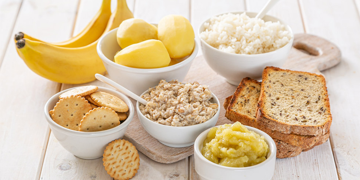 Wat eten bij diarree: witte rijst, bananen, havermout, appelmoes, ... 