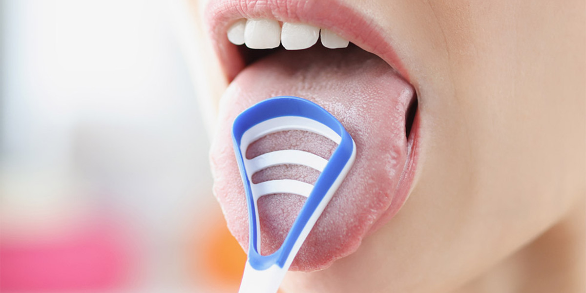 Witte tong behandelen met tongschraper