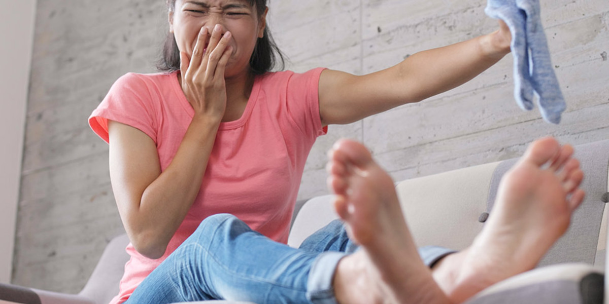 Vrouw knijpt neus dicht voor stinkende zweetvoeten