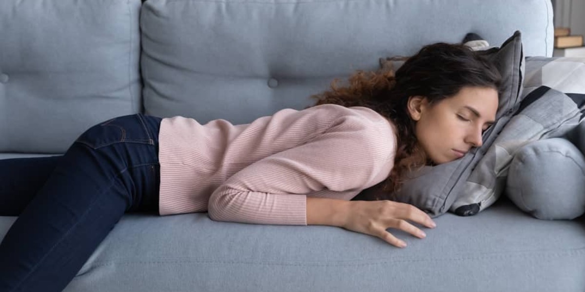 In slaap vallen op de sofa door aanhoudende vermoeidheid