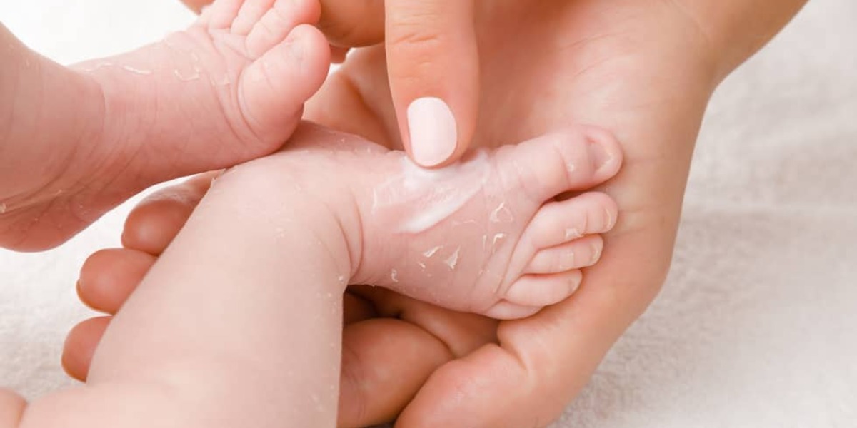 Droge baby voeten insmeren