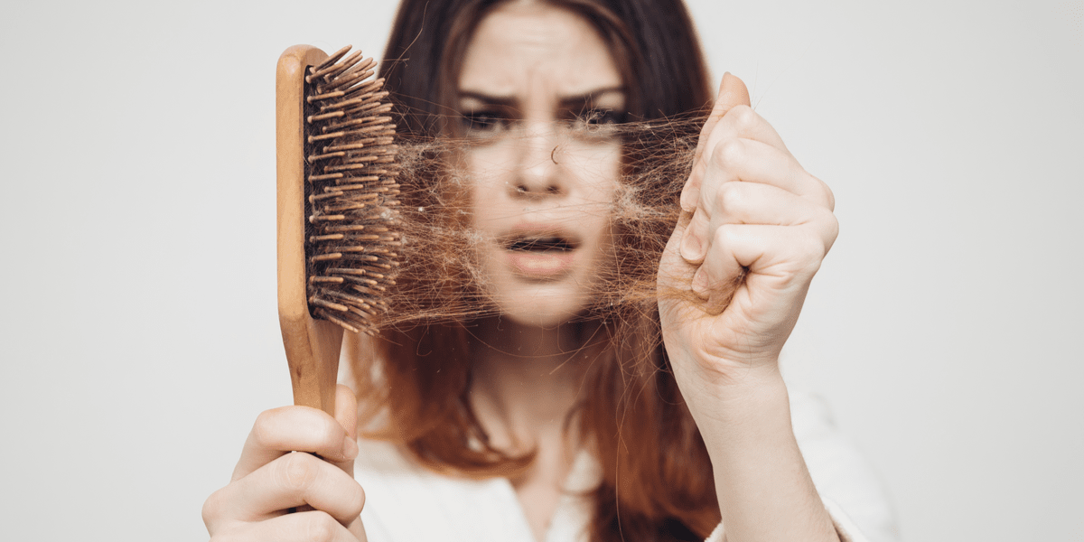 Une femme perd beaucoup de cheveux en se brossant les dents.