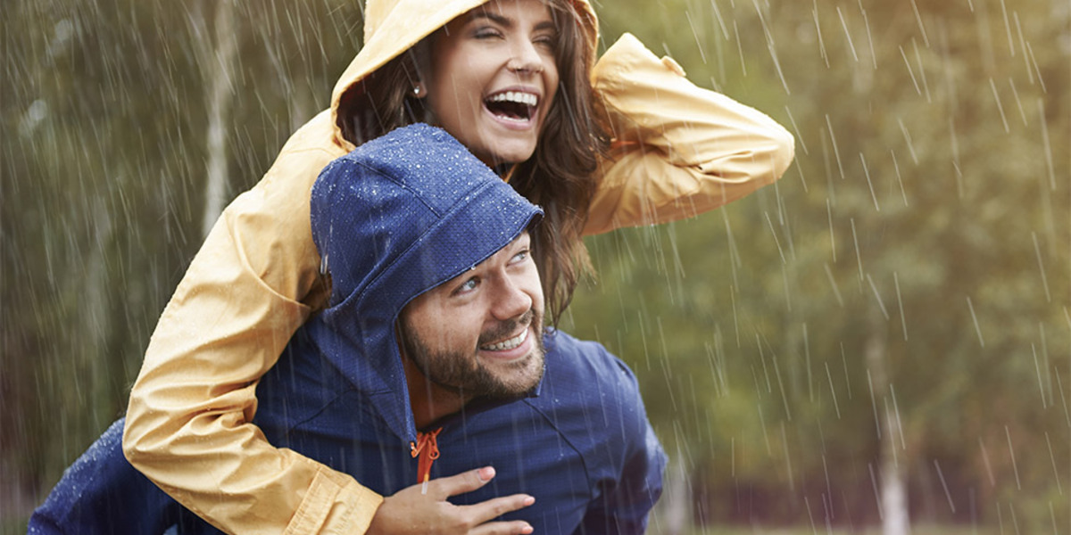 Man en vrouw beschermen zich tegen de regen