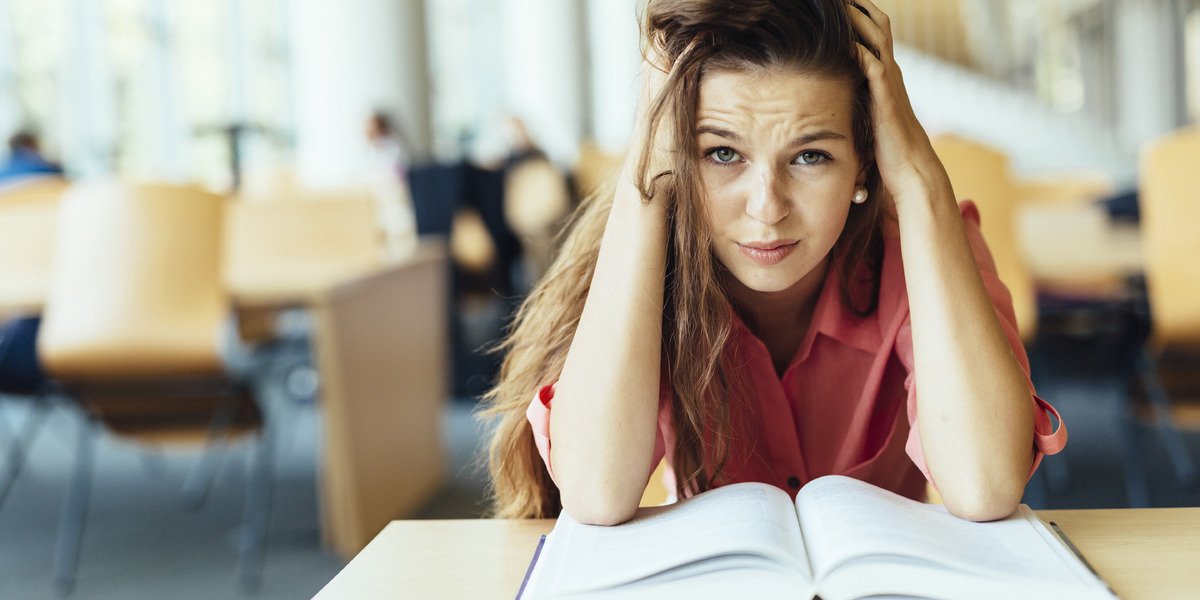 Student kan zich niet concentreren tijdens het studeren
