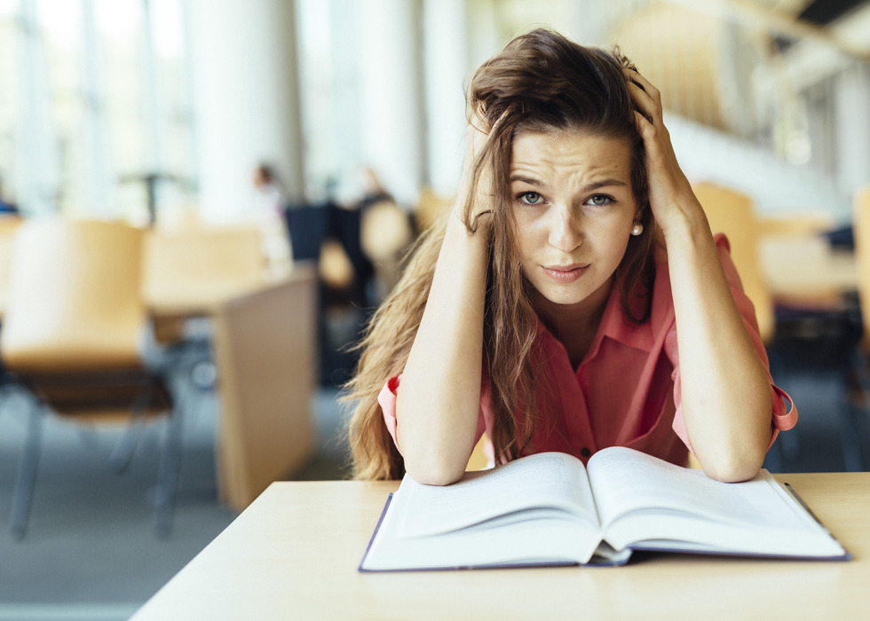 Student kan zich niet concentreren tijdens het studeren