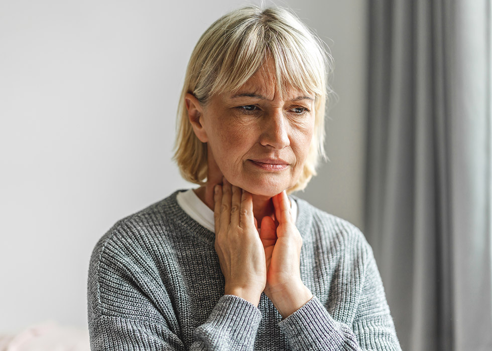 Vrouw heeft keelpijn