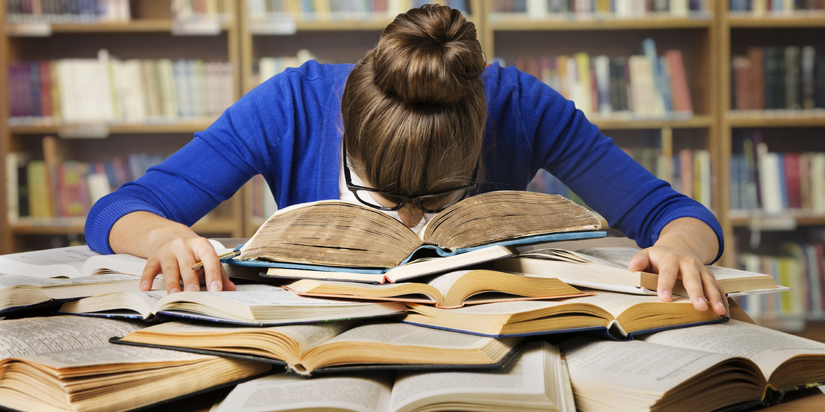 Student slaapt op boeken