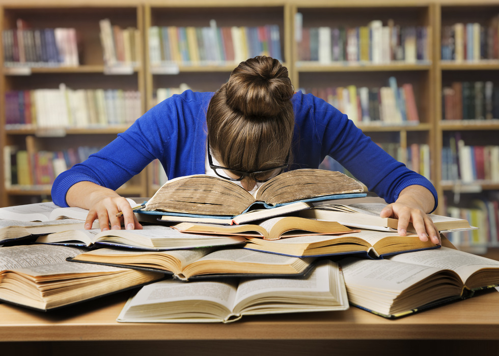 Student slaapt boven op boeken