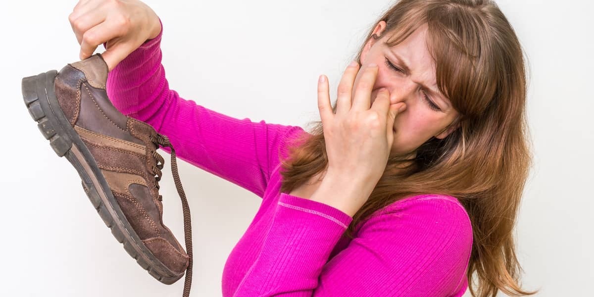 Femme sent la chaussure puante 